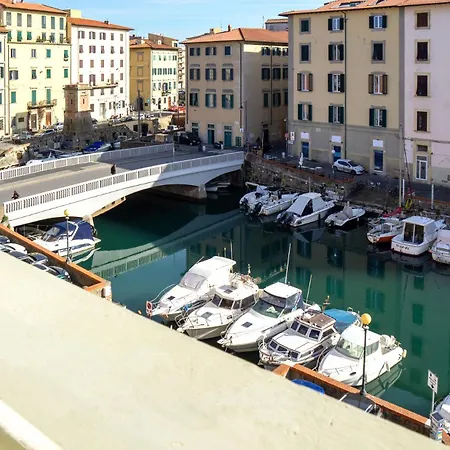Near The Port-Elegante Appartamento Con Vista Sui Canali Livorno Exterior photo